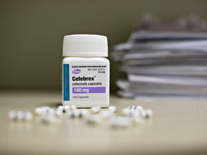 La foto muestra el paquete y las cápsulas Celebrex 100 mg.